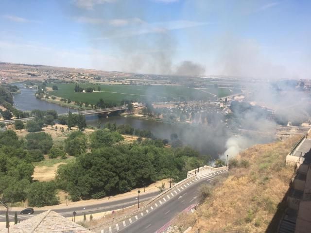 Intentan sofocar un fuego cerca del Puente de Alcántara junto al Tajo