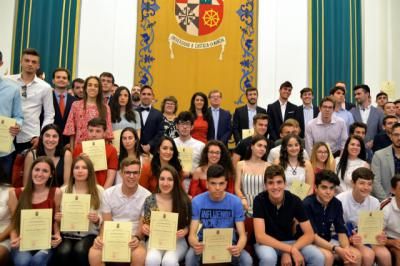 El rector de la UCLM recibe a los estudiantes destacados en el curso