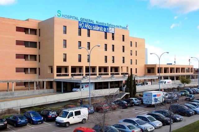 Trasladan al Hospital de Talavera a un hombre rescatado inconsciente de la piscina de la Alameda