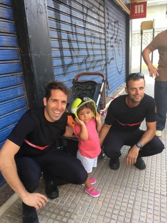 Bomberos de Valencia rescatan a una niña de Toledo de dos años atrapada en los barrotes de una mesa