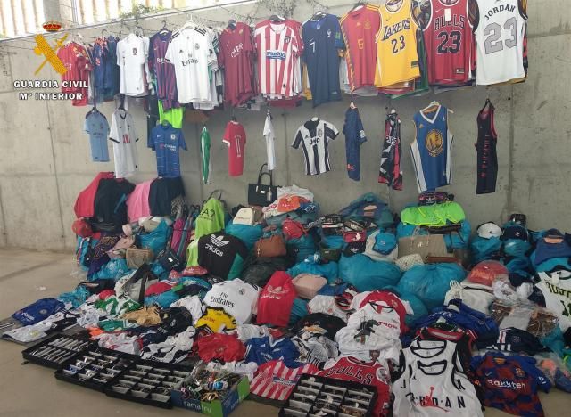 Detenidos por intentar vender en un mercadillo 2.270 prendas falsificadas