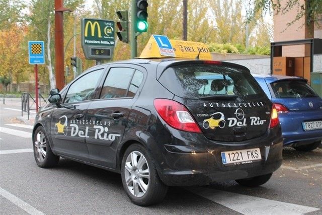 Los vehículos de autoescuela podrán incorporar ayudas a la conducción en los exámenes de Tráfico