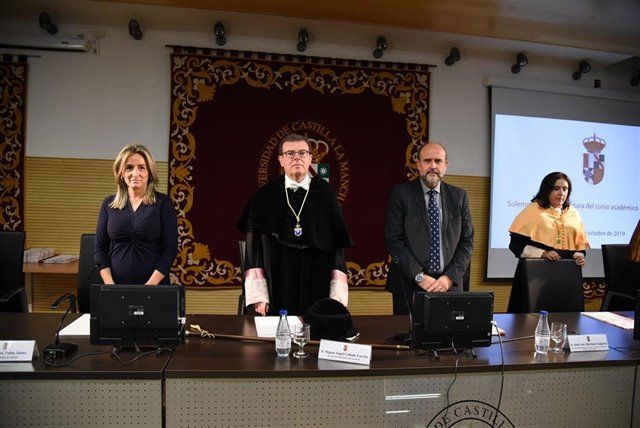 El rector de la UCLM, Miguel Ángel Collado, en la apertura del curso académico junto al vicepresidente de la Junta, José Luis Martínez Guijarro, y la alcaldesa de Toledo, Milagros Tolón | JCCM