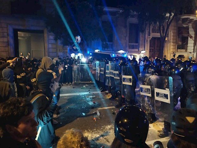 Manifestantes ante Mossos d'Esquadra en la zona de la Delegación del Gobierno de Barcelona | EUROPA PRESS