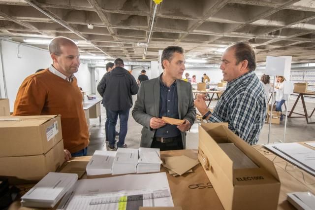 192 funcionarios trabajan preparando y distribuyendo el material electoral