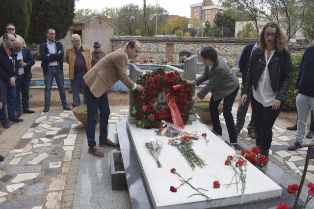 El PSOE CLM rinde homenaje a las víctimas del franquismo en el día de Todos los Santos