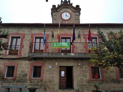 Exigen la retirada de una pancarta de Vox en el Ayuntamiento de Cervera: "La violencia no tiene género"