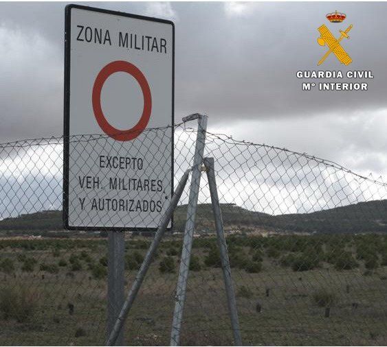 Dos detenidos por desobedecer y entrar un campo de maniobras militares