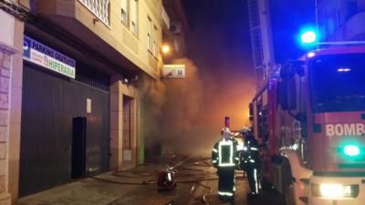 Diez afectados por inhalación de humo, cinco de ellos menores, tras incendio en un edificio