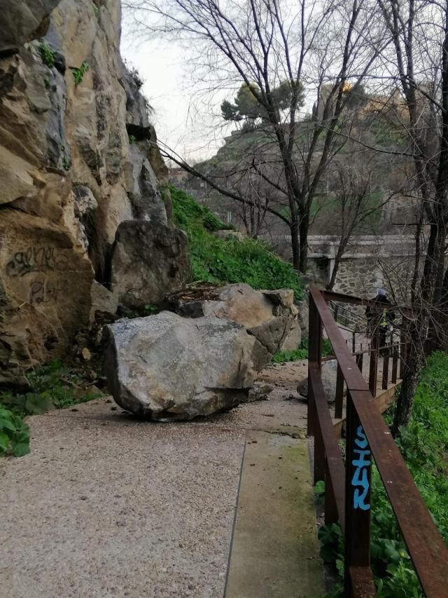 Un desprendimiento obliga a cortar la senda ecológica de Toledo