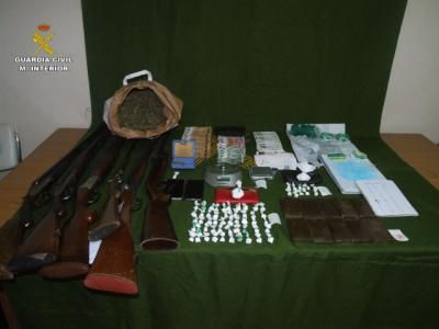 Detienen a hombre por tráfico de droga en Casas de Haro e intervienen 2 kilos de sustancias y 6 armas de fuego