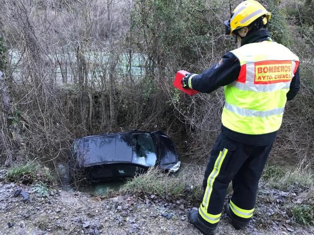 Trasladada al hospital una persona tras salirse un coche de carretera y caer al río