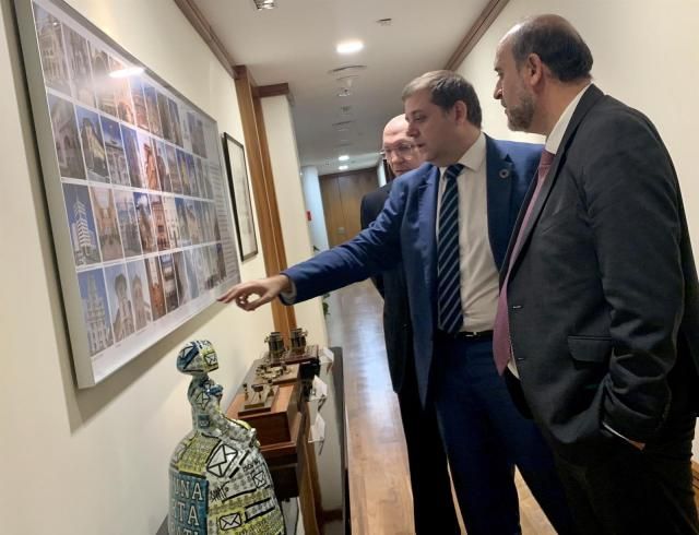 José Luis Martínez Guijarro en una visita a Correos. - JCCM