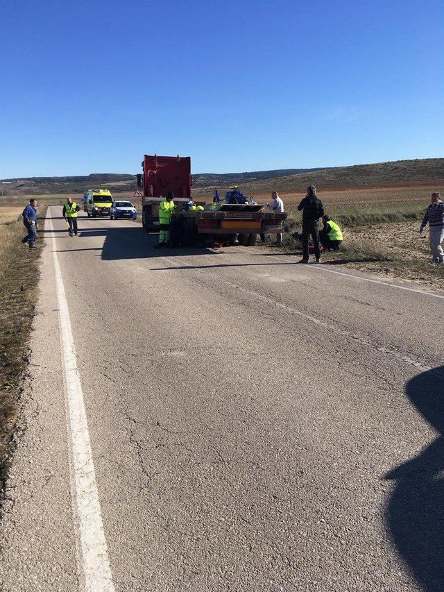 Camión en el que ha quedado atrapado un hombre mientras cambiaba una rueda - EUROPA PRESS