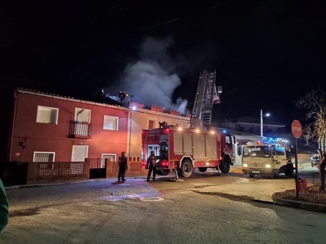 Desalojada una vivienda tras el incendio originado por una estufa de leña