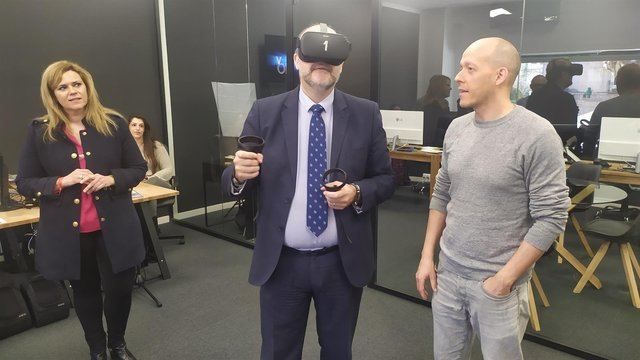 El vicepresidente de C-LM, José Luis Martínez Guijarro, usando unas gafas de realidad virtual - EUROPA PRESS