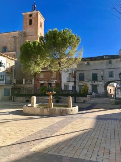 Illana invita a Sánchez a visitarles tras la cita con Torra pese a no tener un cuerpo de seguridad al que pasar revista