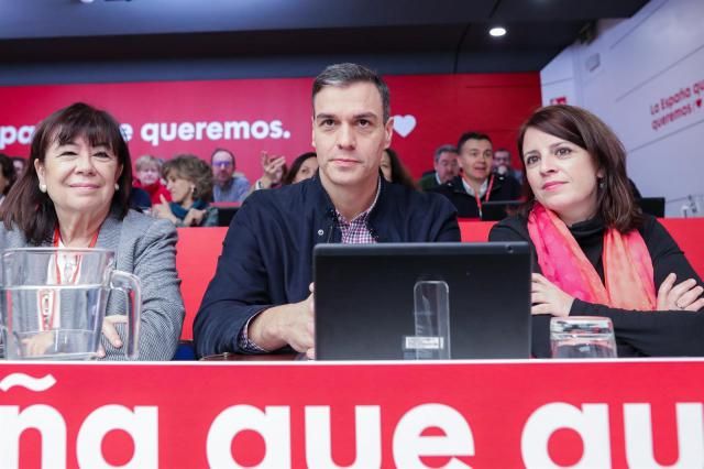 (I-D) La vicepresidenta primera del Senado, Cristina Narbona, el Presidente del Gobierno, Pedro Sánchez, y la portavoz socialista en el Congreso, Adriana Lastra, durante el Comité Federal del PSOE.