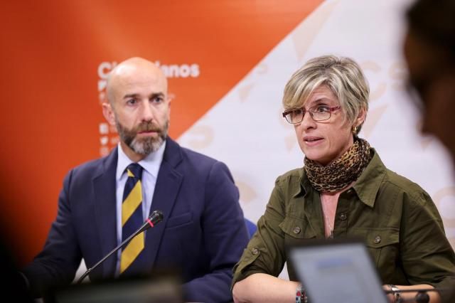 La concejal de Cs en Talavera Susana Hernández con el diputado regional de la formación naranja David Munoz. - CS