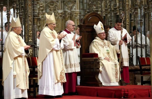 Monseñor Cerro ya con el báculo.