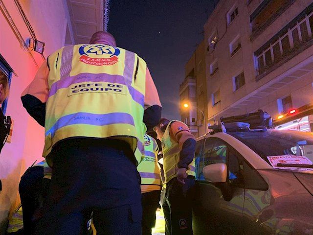 Imagen de sanitarios del Samur-Protección Civil atienden a una mujer herida tras ser disparada en la cabeza por un hombre en el distrito de Ciudad Lineal. - EMERGENCIAS MADRID