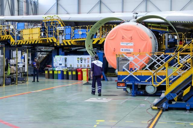 Dos operarios de la Compañía Airbus durante labores de mantenimiento a un avión de la compañçía en la planta de Airbus en Getafe, en Madrid a 27 de noviembre de 2019. - Jesús Hellín - Europa Press - Archivo