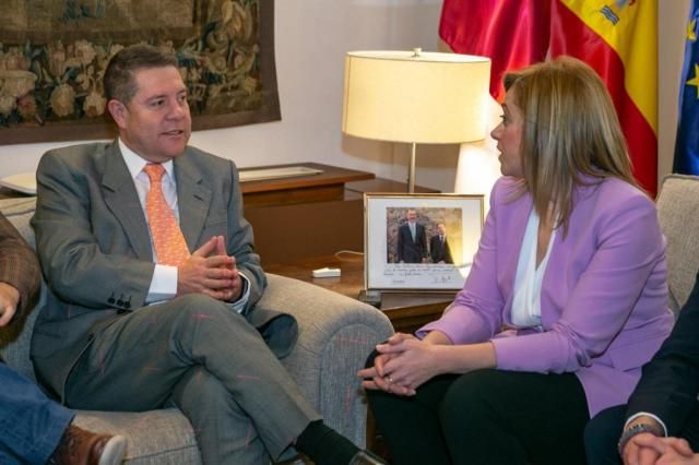 El presidente de C-LM, Emiliano García-Page, en su reunión del pasado mes de enero con la portavoz de Ciudadanos C-LM, Carmen Picazo. - JCCM - Archivo