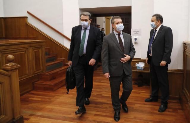 El consejero de Sanidad, Jesús Fernández, y el presidente de CLM, Emiliano García-Page, entrando al pleno de las Cortes