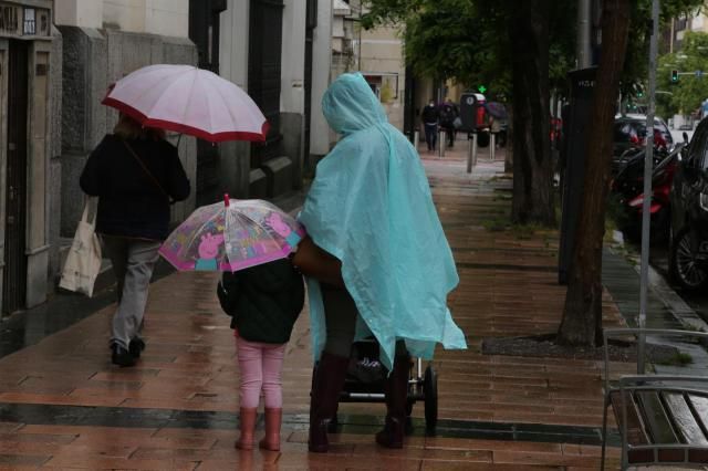 Una mujer y una niña pasean con paraguas | Marta Fernández Jara - Europa Press