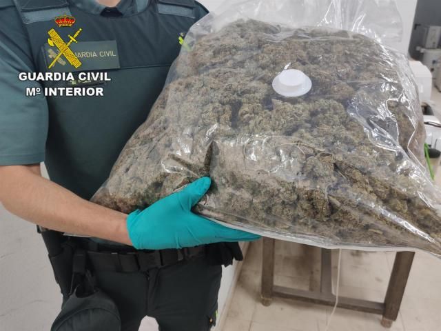 SUCESOS | Le pillan con 8 kilos de marihuana escondida en bolsas de basura