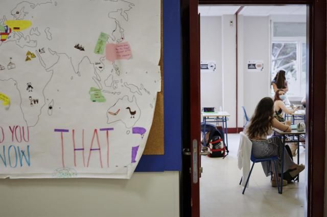 Alumnas del colegio Alameda de Osuna de Madrid, con mascarillas y separadas en clase este pasado lunes. - Jesús Hellín - Europa Press