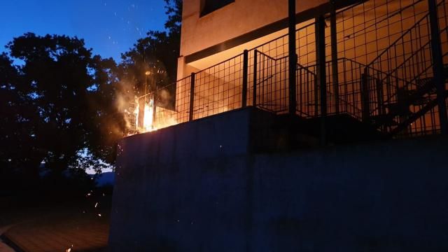 SUCESOS | Queman la casa de un alcalde de CLM y destrozan sus dos vehículos