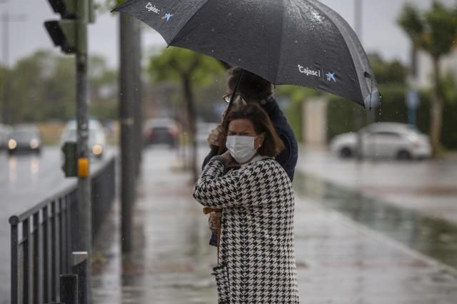 Dos personas bajo un paraguas durante una tormenta - María José López - Europa Press - Archivo