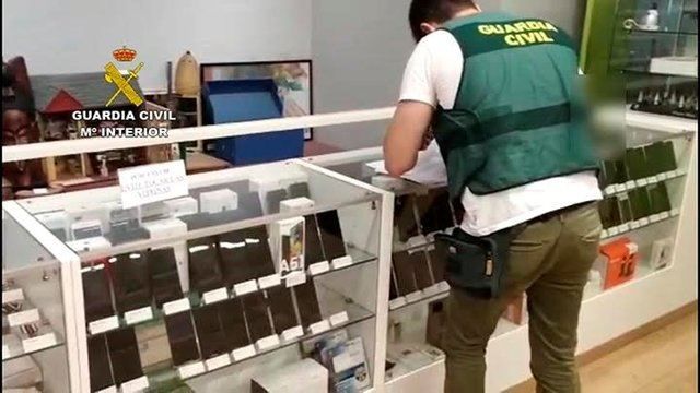 Un guardia civil enla operación en la que se ha desmantelado una red dedicada a la estafa nigeriana de venta online - GUARDIA CIVIL. Europa Press