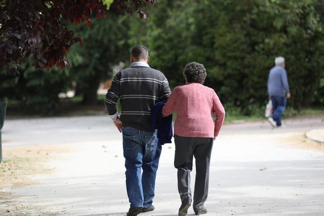 Un hombre acompaña a una mujer de edad avanzada a pasear. - Marta Fernández Jara - Europa Press - Archivo