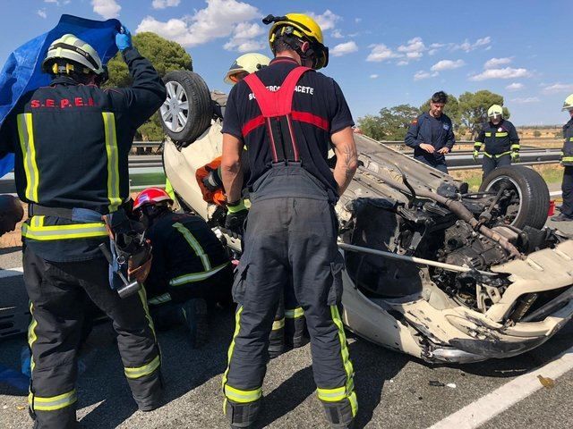 Bomberos del SEPEI de Albacete trabajan en un accidente de tráfico. Imagen de archivo. - DIPUTACIÓN DE ALBACETE - Archivo