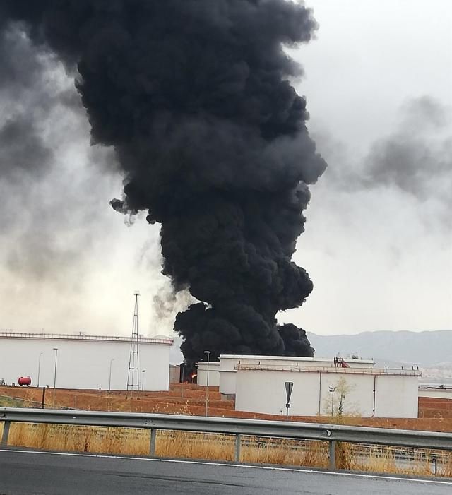 INCENDIO PUERTOLLANO | Recomiendan cerrar ventanas por el humo