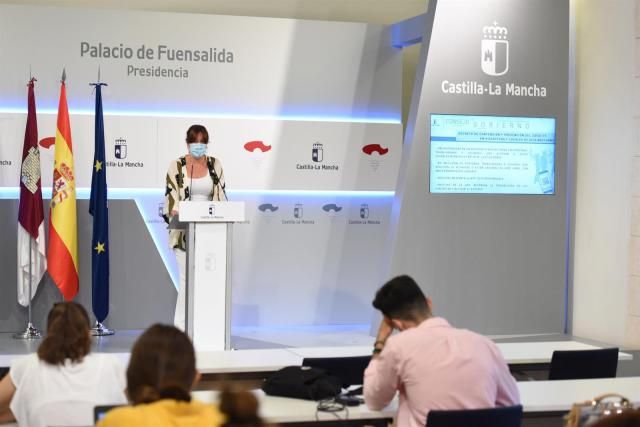 La  portavoz del Gobierno regional, Blanca Fernández, en rueda de prensa. - JCCM