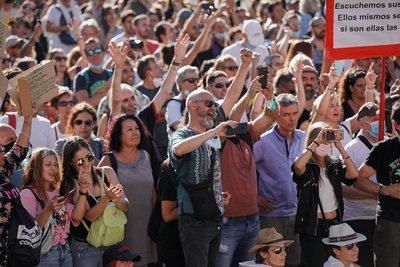 COVID-19 | Un asistente a la manifestación 'antimascarillas' da positivo y está grave