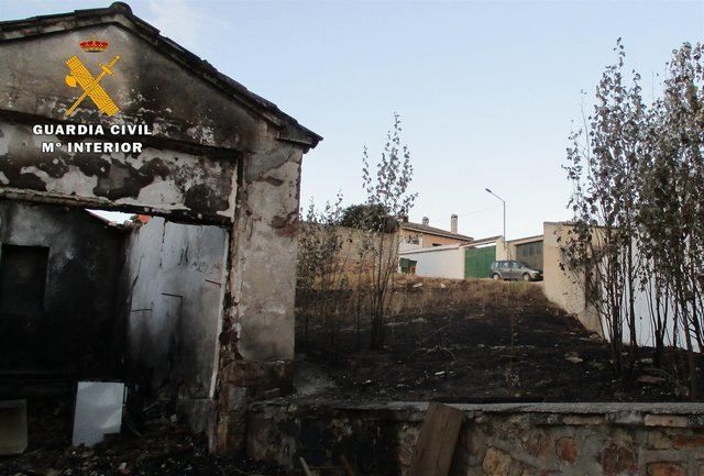 VANDALISMO | Investigan a dos jóvenes por incendiar una casa y varios contenedores en una localidad de C-LM