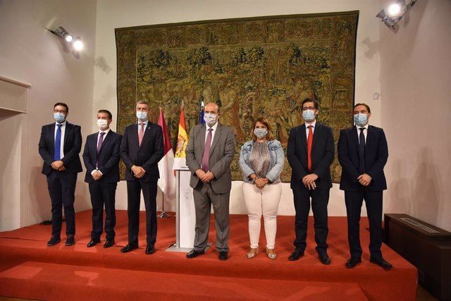 El vicepresidente, José Luis Martínez Guijarro, con los presidentes de las diputaciones. - JCCM