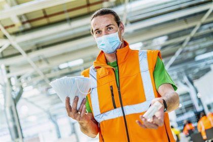 Imagen de un trabajador de Skoda con mascarilla - SKODA - ARCHIVO