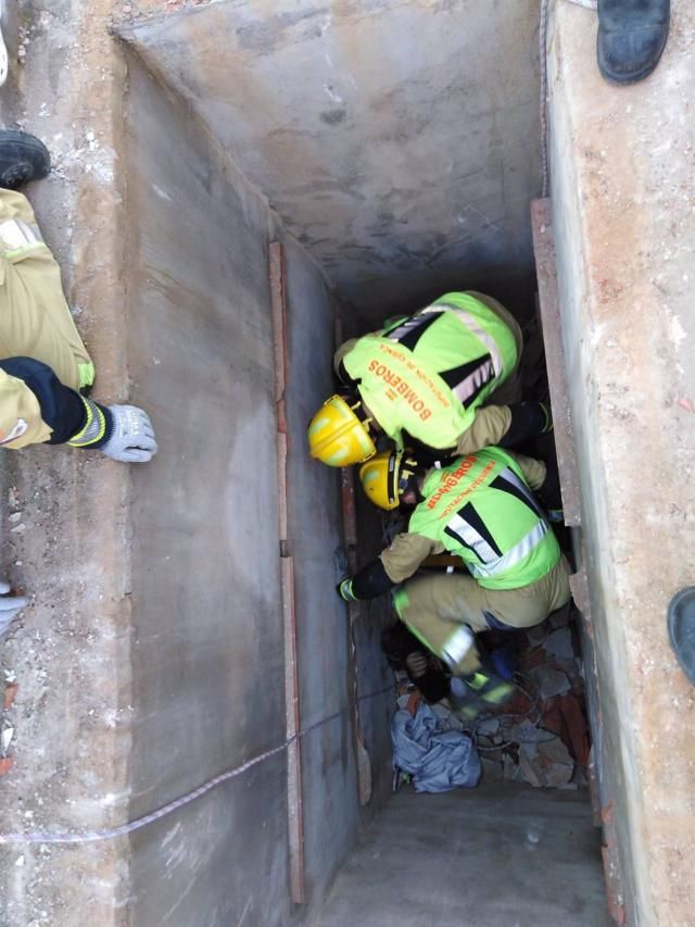 CEMENTERIO | Rescatan a un hombre de 80 años tras caer a una fosa 