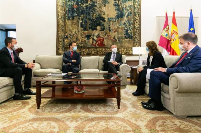 El presidente de Castilla-La Mancha, Emiliano García-Page, con la directora general de Telefónica en el Territorio Centro, Marisa de Urquía, y el director regional, Teudiselo Díaz