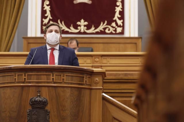 El consejero de Fomento, Nacho Hernando, en el pleno de las Cortes. - CORTES