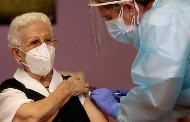 COVID | Carmen Carboné, primera enfermera en inyectar la vacuna en España: 'Que nadie tenga miedo a vacunarse'