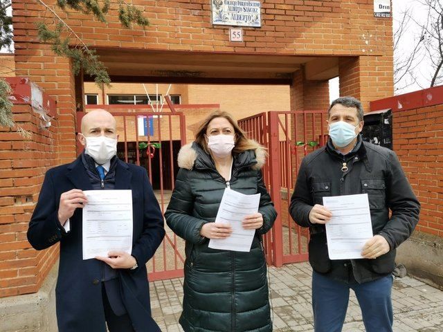 Los dirigentes de Cs Carmen Picaxo, David Muñoz y Esteban Paños ante un colegio de Toledo. - CS