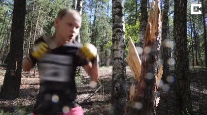 VÍDEO | Una niña de 10 años destroza un árbol a puñetazos para entrenar