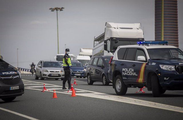 Agentes de la policía nacional regulan el tráfico en un control | María José López - Europa Press - Archivo| 