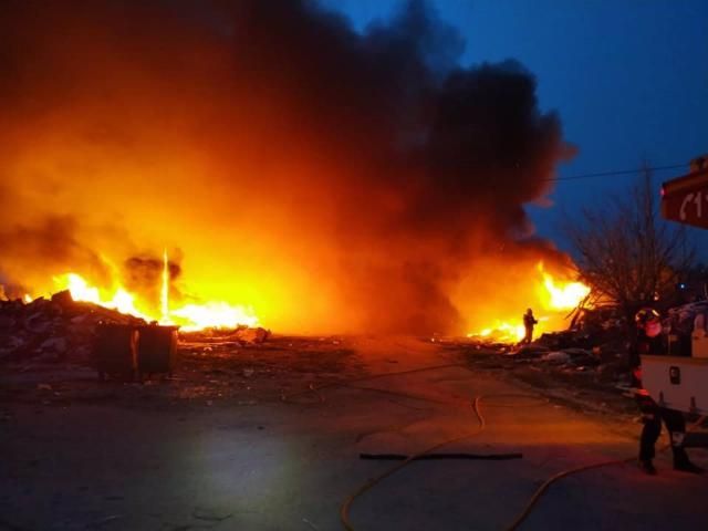 PELIGROSO | Trabajan en la extinción de un incendio en el Cerro de los Palos